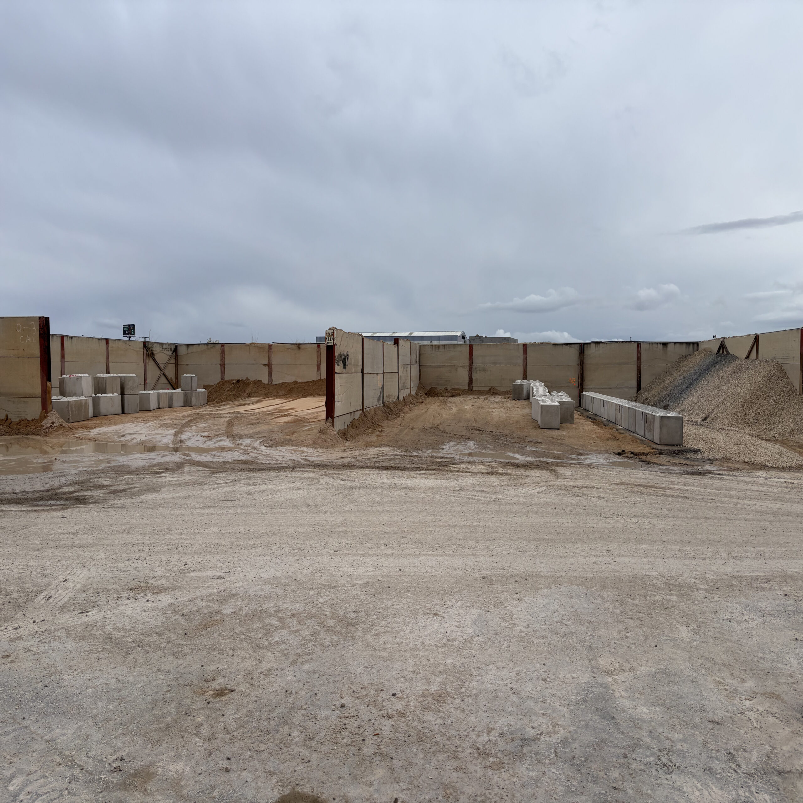 terreno en preparación para el montaje