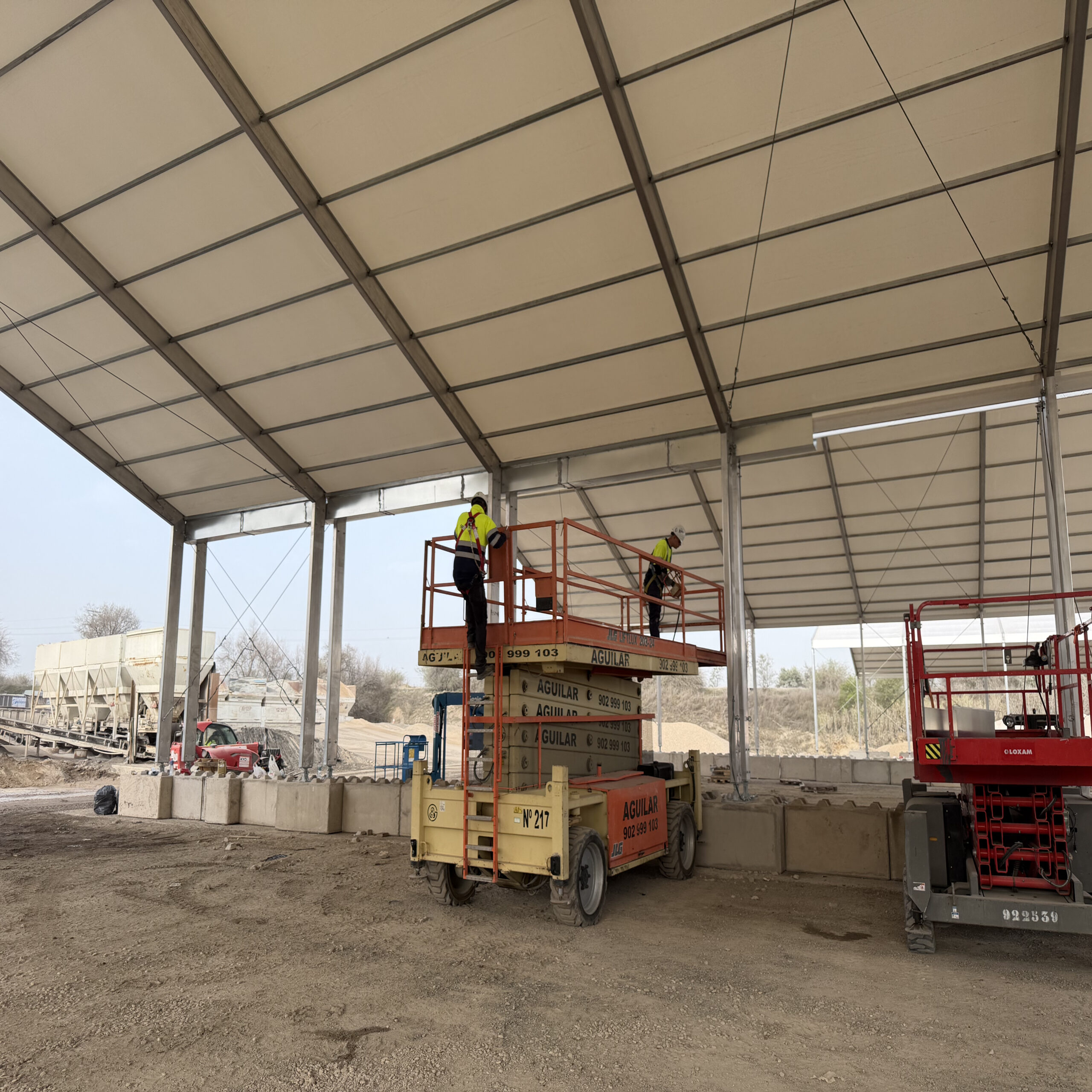 Montaje de lona ignífuga para una carpa